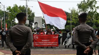 Sejumlah aktivis Forum Seniman Peduli Taman Ismail Marzuki (TIM) melakukan aksi menolak pengelolaan di Jalan Medan Merdeka Utara menuju Kantor Mahkamah Agung (MA), Jakarta, Senin (22/8/2022).  ANTARA FOTO/Aditya Pradana Putra
