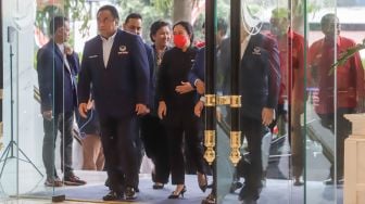 Ketua DPP PDI Perjuangan Puan Maharani (tengah) saat datang di Kantor DPP Nasdem, Gondangdia, Jakarta Pusat, Senin (22/8/2022). [Suara.com/Alfian Winanto]