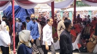 Dapat Bansos dari Jokowi, Buruh Cuci Setrika di Sidoarjo: Merinding Awakku