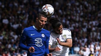 Gelandang Chelsea Kai Havertz (kiri) berebut bola dengan bek Leeds United Pascal Struijk (kanan) selama pertandingan sepak bola Liga Premier Inggris antara Leeds United melawan Chelsea di Elland Road, Leeds, Minggu (21/8/2022) malam WIB. Paul ELLIS / AFP
