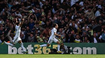 Gelandang Leeds United Brenden Aaronson (belakang C) merayakan golnya setelah mencetak gol pertama timnya selama pertandingan sepak bola Liga Premier Inggris antara Leeds United melawan Chelsea di Elland Road, Leeds, Minggu (21/8/2022) malam WIB. Paul ELLIS / AFP
