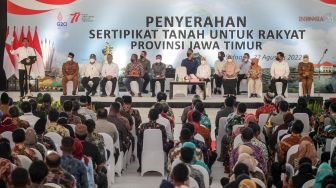 Presiden Joko Widodo mengangkat sertifikat tanah warga saat penyerahan sertipikat tanah untuk rakyat Jawa Timur di Gelora Delta Sidoarjo, Jawa Timur, Senin (22/8/2022).. ANTARA FOTO/Umarul Faruq
