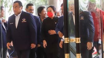 Ketua DPP PDI Perjuangan Puan Maharani (tengah) saat datang di Kantor DPP Nasdem, Gondangdia, Jakarta Pusat, Senin (22/8/2022). [Suara.com/Alfian Winanto]