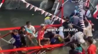 Viral! Jembatan Ambruk Saat Warga Nonton Lomba Perang Bantal HUT-77 RI di Gambir