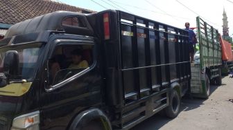 Heboh! Gara-gara Sopir Ngantuk, Truk Gandeng Nyasar di Jalanan Kampung Tugu Semarang