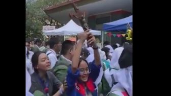 Video Viral Aksi Mahasiswa UPN Bawa Salib untuk Promosikan UKM, Warganet Heboh: S1 Marketing Agama