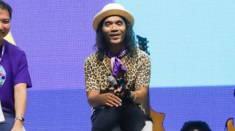 Kaka Slank Nyanyi di Gereja, Di Acara Mengenang Kematian Ibu Mertua