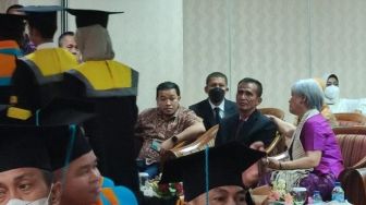 Ayah Brigadir J Menangis Wakili Prosesi Wisuda Anaknya di Universitas Terbuka