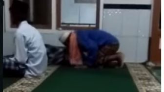 Pemuda Tidur di Masjid Tercium Bapak-bapak saat Salat, Netizen Ngakak: Berasa Cium Mayit