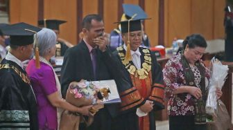 Tak Kuasa Menahan Tangis, Momen Haru Ayah Brigadir J Hadir Wakilkan Wisuda Anaknya