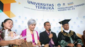 Ayah dari almarhum Brigadir Nopriyansyah Yosua Hutabarat atau Brigadir J, Samuel Hutabarat (kedua kanan) didampingi istri Rosti Simajuntak (kiri), Rektor Universitas Terbuka Ojat Darojat (kanan) dan kerabat Irma Hutabarat (kedua kiri) memberikan keterangan pers usai acara prosesi wisuda di Kampus Universita Terbuka Pondok Cabe, Tangerang Selatan, Banten, Selasa (23/8/2022). ANTARA FOTO/Muhammad Iqbal