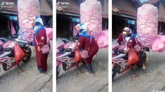 Viral Emak-emak Jualan Kerupuk Pakai Moge, Stiker Hello Kitty Bikin Motor Garang Berubah Jadi Unyu