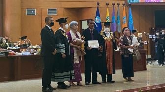 Ibu Brigadir J Tak Bisa Hadiri Prosesi Wisuda dan Penyerahan Ijazah Almarhum di UT Pamulang