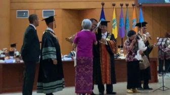 Bikin Haru! Tangis Ayah Brigadir J Pecah di Wisuda UT Pamulang Saat Terima Ijazah Mendiang Anaknya