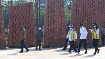 Presiden Joko Widodo (kedua kanan) didampingi Menteri PUPR Basuki Hadimuljono (ketiga kanan) mendengarkan penjelasan dari Dirjen Cipta Karya Kementerian PUPR Diana Kusumastuti di area panggung budaya saat meninjau revitalisasi Taman Mini Indonesia Indah (TMII) di Jakara, Selasa (23/8/2022). ANTARA FOTO/Hafidz Mubarak