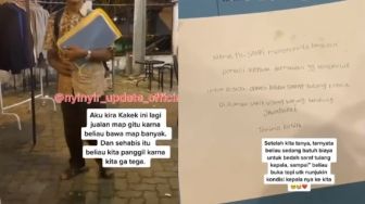 Kakek Ini Keliling Jalan Sendirian sambil Bawa Map, Isinya Bikin Terharu