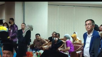 Prosesi Wisuda Berubah Haru, Ayah Brigadir J Tak Kuasa Menangis Memeluk Ijazah Brigadir J