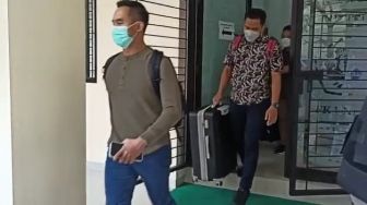 Bawa 5 Koper dari Gedung Dekanat FK Unila, Tim KPK Lanjut Geledah Dekanat Fakultas Hukum