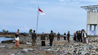Bendera Merah Putih Berkibar di Atas Tumpukan Sampah, Mahasiswa: Pandeglang Belum Merdeka
