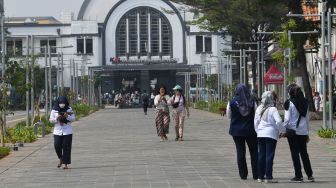 Wisatawan berjalan di trotoar yang selesai dibangun di Jalan Lada, kawasan Kota Tua, Jakarta, Rabu (24/8/2022). ANTARA FOTO/Aditya Pradana Putra