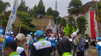 Tagih Janji Rumah Murah, Ratusan Buruh Geruduk Kantor Hengky Kurniawan