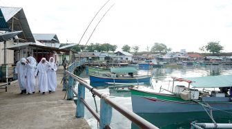 Sejumlah pelajar berjalan menuju sekolah di desa Suku Bajau di Desa Bajo, Tilamuta, Kabupaten Boalemo, Gorontalo, Rabu (24/8/2022). ANTARA FOTO/Adiwinata Solihin