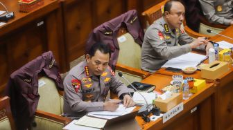 Kapolri Jenderal Pol Listyo Sigit Prabowo saat mengikuti rapat kerja dengan Komisi III DPR di Kompleks Parlemen, Senayan, Jakarta Pusat, Rabu (24/8/2022). [Suara.com/Alfian Winanto]