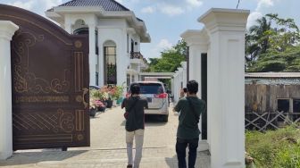 Bawa Koper Besar, KPK Lanjut Geledah Dua Rumah Rektor Unila Nonaktif Karomani