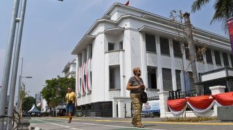 Wisatawan mancanegara berjalan di trotoar yang selesai dibangun di Jalan Pintu Besar Utara, kawasan Kota Tua, Jakarta, Rabu (24/8/2022).ANTARA FOTO/Aditya Pradana Putra
