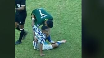 Momen Kakak-Adik Oktafianus Fernando dan Marselino Saling Dorong di Persebaya vs PSIS Semarang