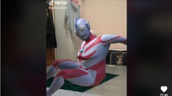 Kakak Adik Sibuk Main Filter, Langsung Ngakak Saat Ibunya yang Sedang Shalat Berubah Jadi Ultraman