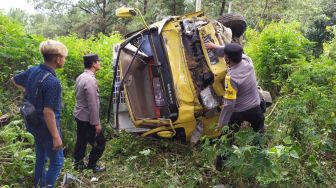 Truk Muatan Susu Terguling di Kawasan Pacet Mojokerto