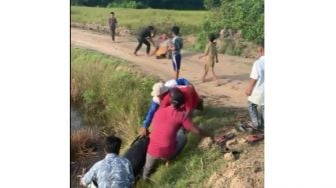 Viral Emak-emak Bikin Salfok saat Evakuasi Motor Nyungsep ke Sawah, Kelakuannya Bikin Ngakak