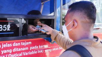 Warga menukarkan uang rupiah kertas baru Tahun Emisi (TE) 2022 di Pasar Senen, Jakarta Pusat, Rabu (24/8/2022). [Suara.com/Alfian Winanto]