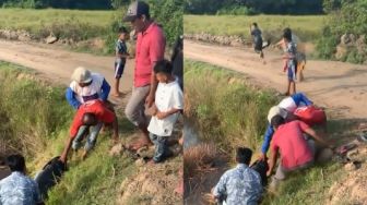 Bapak-bapak Kesusahan Angkat Sepeda Motor Nyungsep ke Sawah, Publik Malah Salfok Emak-emak Jatuh di Belakang