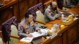 Kapolri Jenderal Pol Listyo Sigit Prabowo saat mengikuti rapat kerja dengan Komisi III DPR di Kompleks Parlemen, Senayan, Jakarta Pusat, Rabu (24/8/2022). [Suara.com/Alfian Winanto]