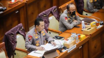 Kapolri Jenderal Pol Listyo Sigit Prabowo saat mengikuti rapat kerja dengan Komisi III DPR di Kompleks Parlemen, Senayan, Jakarta Pusat, Rabu (24/8/2022). [Suara.com/Alfian Winanto]