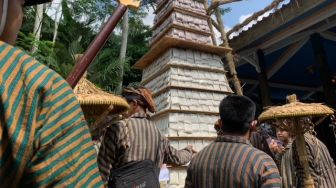 Cerita Keseruan Warga Banjarnegara Berebut Nasi Tumpeng Raksasa Setinggi 7,7 Meter