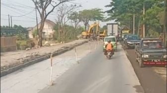 Video Viral Sopir Truk Ngeluh ke Ganjar Pranowo Soal Perbaikan Jalan di Batang: Kapan Selesainya?