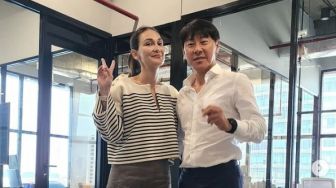 Shin Tae-yong Bagikan Potret Bareng Luna Maya, Bikin Netizen Penasaran