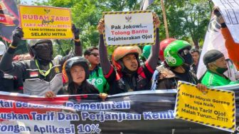 Demo Tolak Tarif Murah: Pak Jokowi Tolong Bantu Sejahterakan Ojol