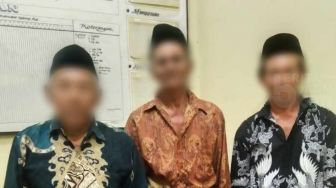 Tiga Kakek Asal Lamongan Ini Digerebek Polisi Saat Asyik Main Judi di Tengah Kuburan