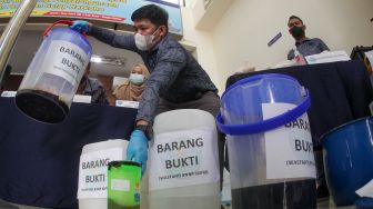 Petugas memperlihatkan barang bukti bahan baku pembuatan narkotika jenis sabu sebelum dimusnahkan di halaman Kantor BNNP Kepri, Batam, Kepulauan Riau, Kamis (25/8/2022). [ANTARA FOTO/Teguh Prihatna/wsj]