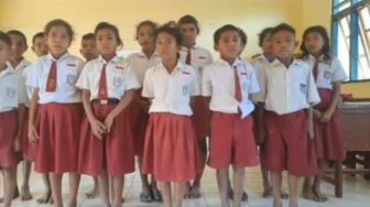 Berpenampilan Sederhana, Para Siswa SD di NTT Bikin Kagum Publik saat Nyanyikan Lagu Dunia Tipu-Tipu: Timur Memang Oke