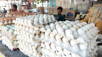 Penjual Nasi Kuning di Kota Makassar Marah-marah