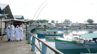 Sejumlah pelajar berjalan menuju sekolah di desa Suku Bajau di Desa Bajo, Tilamuta, Kabupaten Boalemo, Gorontalo, Rabu (24/8/2022). [ANTARA FOTO/Adiwinata Solihin/aww]