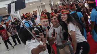 Tiga pembalap sepeda MTB asal Jerman Hannah Beck (kanan), Felix Klausman (tengah), dan Stephen Mayer (kanan) berswafoto dengan penggemarnya saat tiba di Bandara Tjilik Riwut Palangka Raya, Kalimantan Tengah, Rabu (24/8/2022). [ANTARA FOTO/Makna Zaezar/aww]