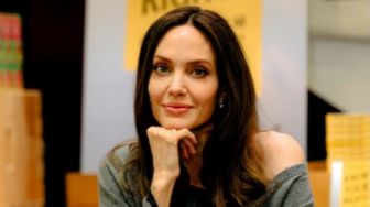 Respek! Angelina Jolie Suarakan Dukungan untuk Mahsa Amini dan Perempuan Iran