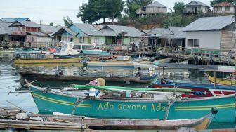 Sejumlah perahu nelayan ditambatkan di sekitar rumah warga Suku Bajau di Desa Bajo, Tilamuta, Kabupaten Boalemo, Gorontalo, Rabu (24/8/2022).[ANTARA FOTO/Adiwinata Solihin/aww]
