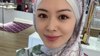 6 Potret Ayana Moon Kembali Berjilbab, Dipuji Semakin Cantik